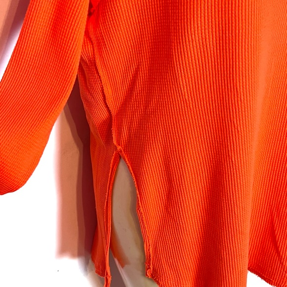 BRAND NEW FREE PEOPLE ORANGE LONG SLEEVE OVERSIZED THERMAL SHIRT SZ SMALL - Picture 3 of 6